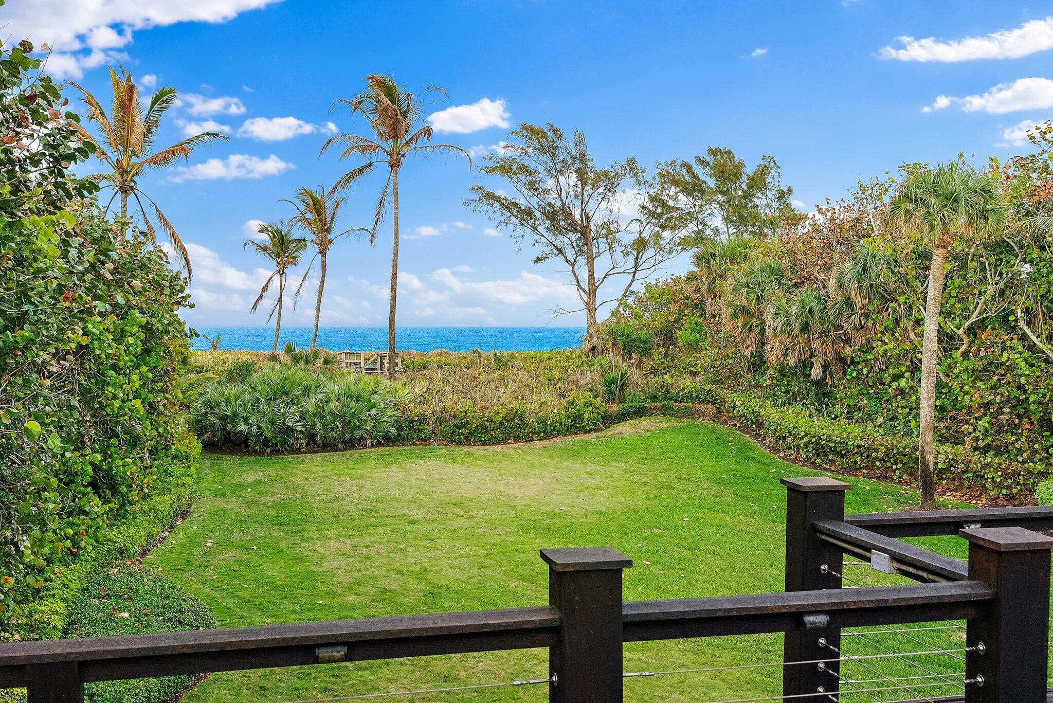 31 N Beach Road, Jupiter Island, FL 33455