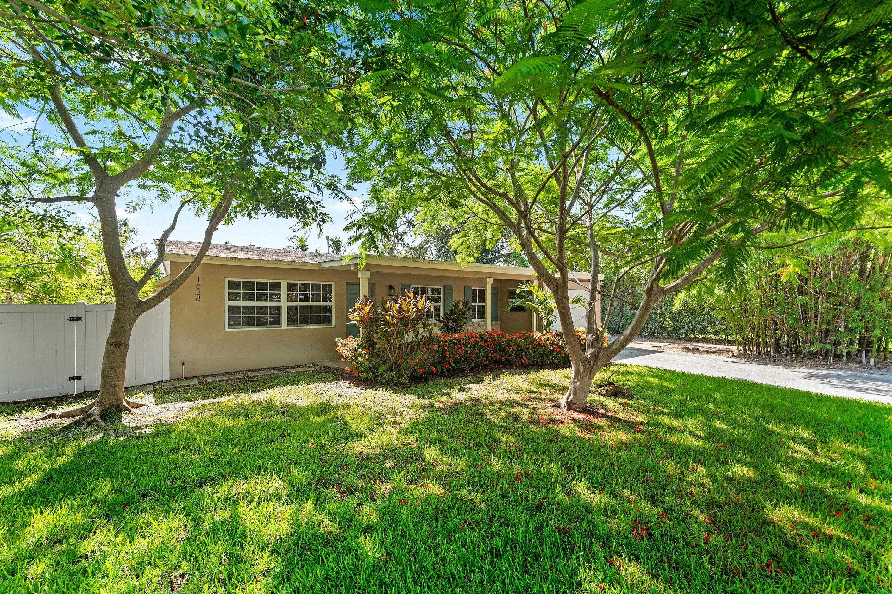 1638 NE 3rd Avenue, Delray Beach, FL 33444 - Photo 2