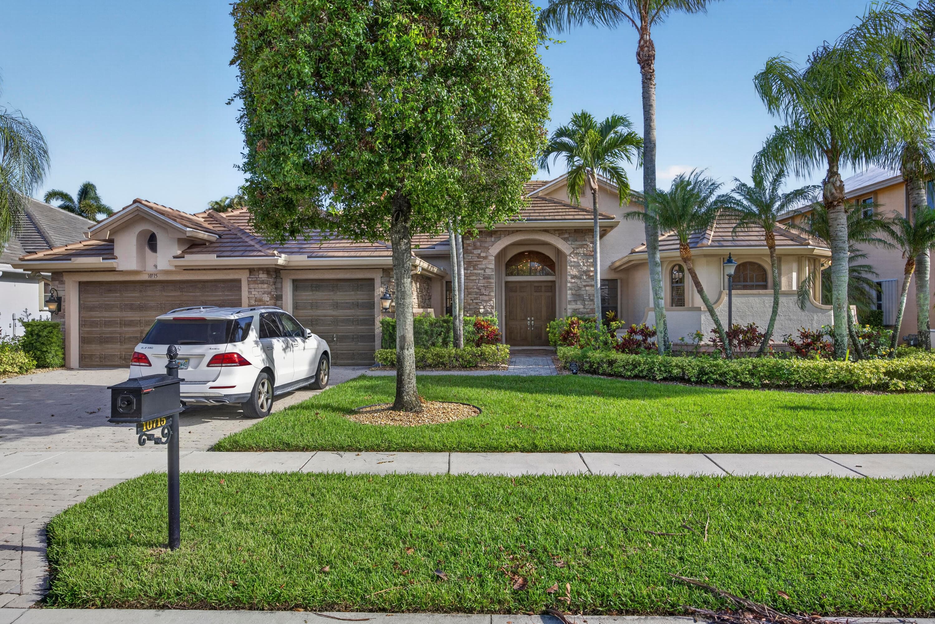 10715 Versailles Boulevard, Wellington, FL 33449 - Photo 2